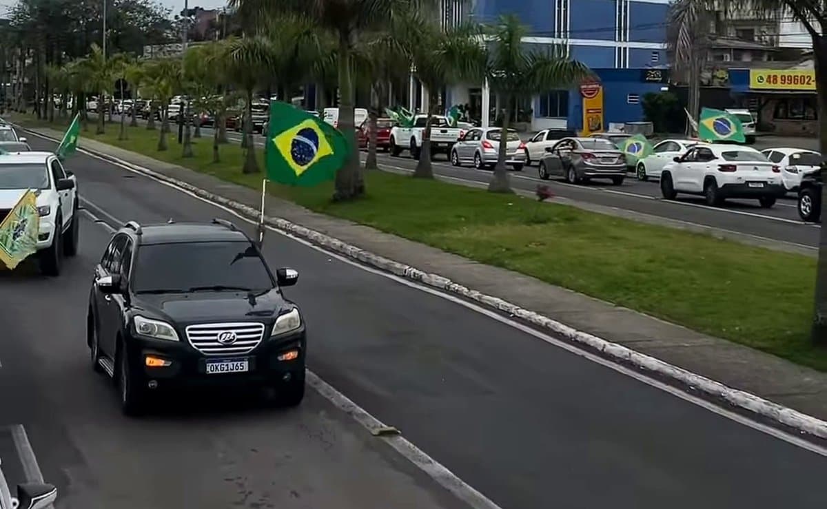 Carreata pró-Flávio Bolsonaro toma os dois sentidos da Avenida Centenário em Criciúma na véspera do 2º turno