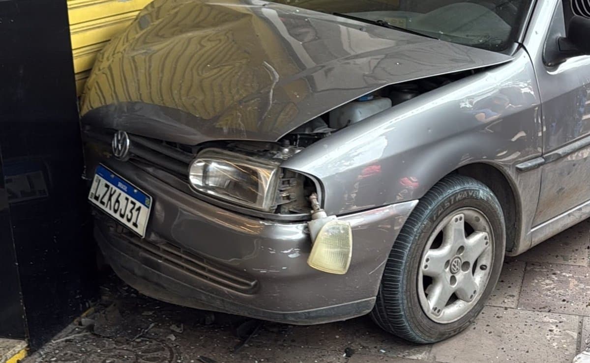 Carro invade calçadão, atropela senhora e câmera flagra o momento em que ela é arremessada em SC