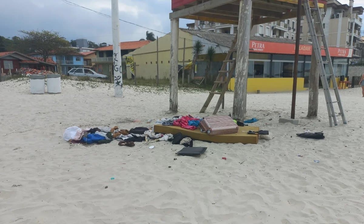 Casal de moradores de rua toma conta de casinha de salva-vidas e é 'despejado' em Florianópolis