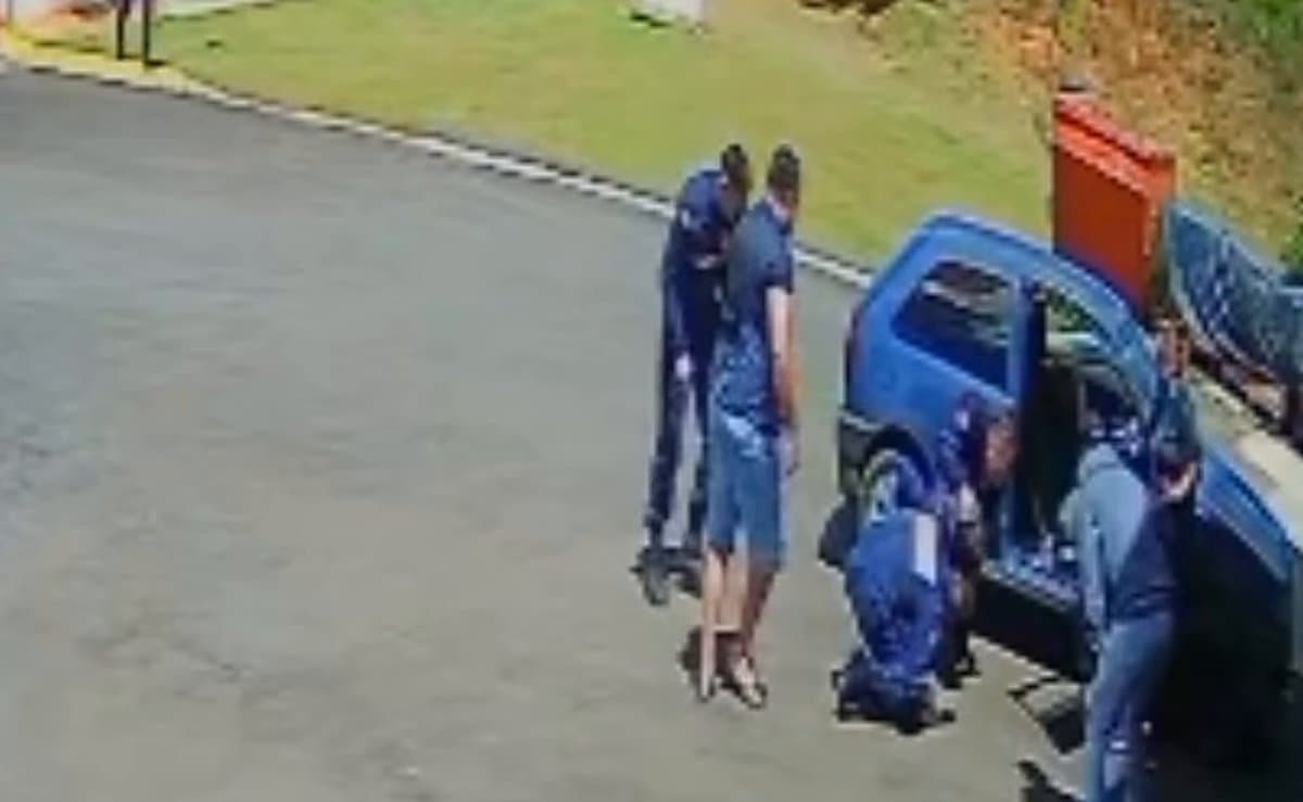 Família leva menina de 2 anos roxa e engasgada com pirulito até o quartel e bombeiros salvam a criança em SC