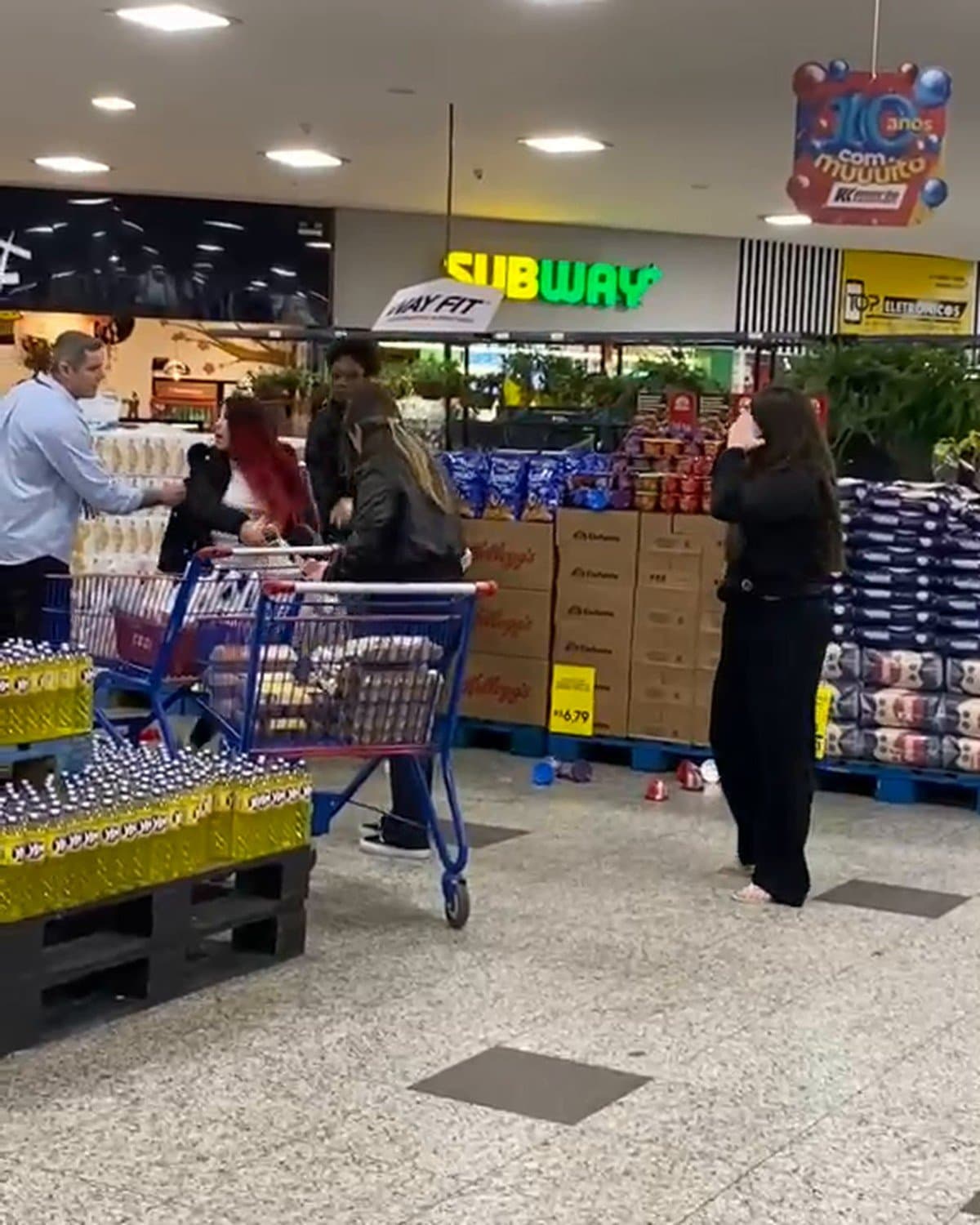"Ladrona!": cliente acusa outra de roubar do carrinho e a briga estoura no meio das compras em mercado de SC