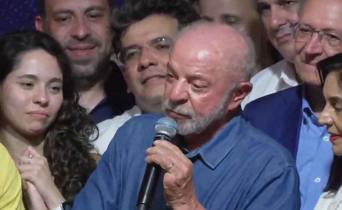 Lula no discurso da vitória: Eu fui escolhido por Deus. Tem o dedo de Deus na minha cabeça