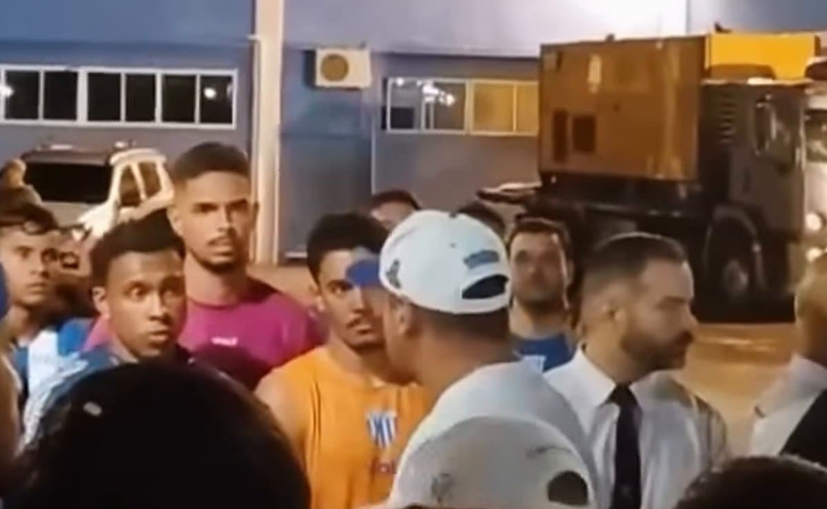 Mancha Azul cerca jogadores e presidente do Avaí em Florianópolis e dispara: “Uma série C, parabéns”