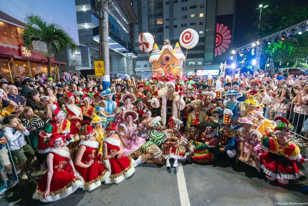Com desfile maior e GPS do Papai Noel, Natal de Balneário Camboriú começa em 11 de novembro